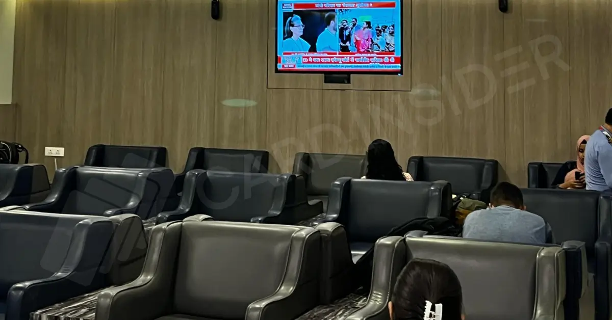 IRCTC Lounge (Platform 1), New Delhi Railway Station Review Delhi Railway Lounge Seating Area